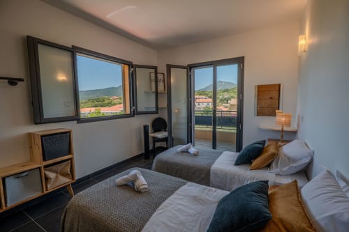 Spacieuse chambre twin avec balcon vue mer à la Résidence Guddelmoni à Propriano, Corse