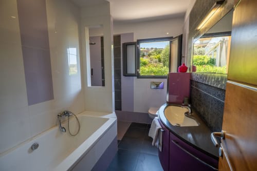 Salle de bain moderne de l'appartement Residence Guddelmoni avec double vasque, baignoire et douche à Propriano