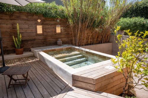 Terrasse privée avec petite piscine, terrasse en bois, écran de bambou et vue sur mer à la Résidence Guddelmoni, Propriano