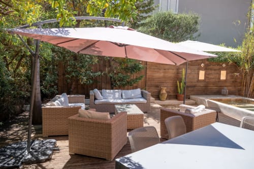 Terrasse privée avec salon de détente, parasol suspendu et vue sur l'océan à la Résidence Guddelmoni, Propriano