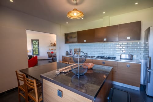 Cuisine moderne avec îlot dans un appartement à Propriano, équipements en acier inoxydable et accès à vue mer