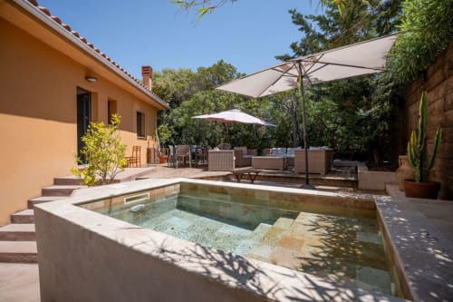 Terrasse privée avec mini piscine à la Résidence Guddelmoni, Propriano. Espace détente ombragé avec parasols et vue sur mer.