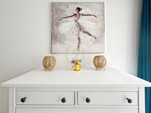 Intérieur élégant d'un appartement à A Citadella à Calvi avec œuvre d'art de danseuse et commode contemporaine blanche