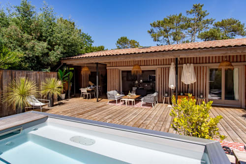 Villa Biscouette à La Loge Du Bassin à Lège Cap Ferret : terrasse bois, piscine, salon extérieur et vue sur le jardin
