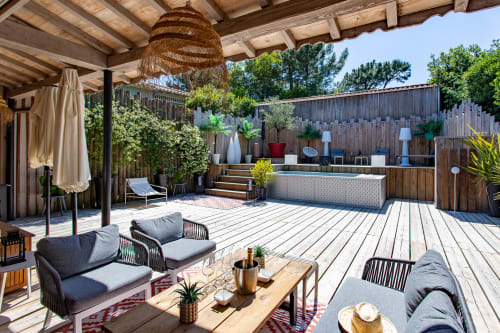 Terrasse spacieuse de Villa Biscouette, La Loge Du Bassin, avec salon, salle à manger, bain à remous et terrasse en bois