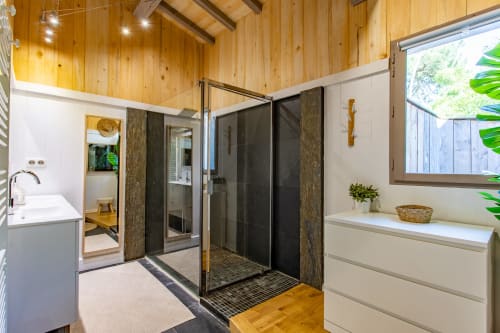 Salle de bain moderne à la Villa Biscouette, La Loge Du Bassin B&B à Lège Cap Ferret avec douche à l'italienne, vasque blanche et bois