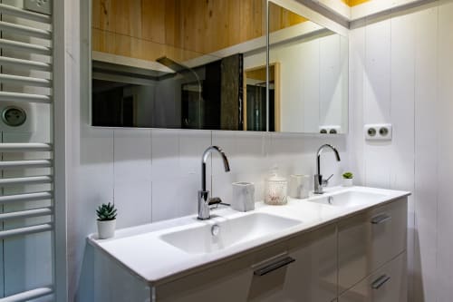 Salle de bains moderne avec doubles vasques, carrelage blanc et plafond en bois à la Villa Biscouette, La Loge Du Bassin, Lège Cap Ferret