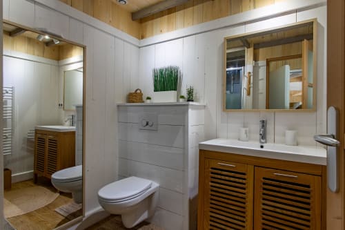 Salle de bains moderne à la Villa Biscouette de La Loge Du Bassin, Lège Cap Ferret, avec meuble-lavabo en bois, carrelage blanc métro et