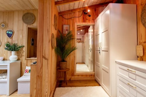 Couloir de villa moderne avec murs en bois, penderie blanche et plantes en pots à La Loge Du Bassin, Lège Cap Ferret