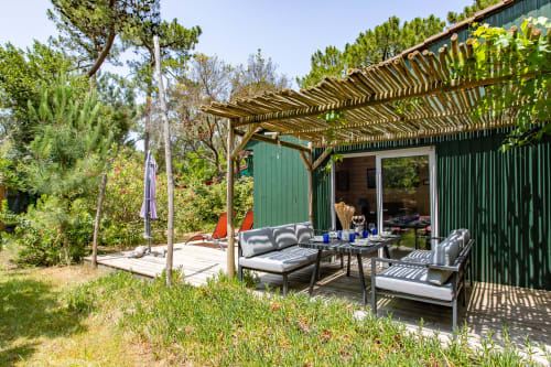 Terrasse de villa moderne verte avec salon de détente, pergola et jardin à La Loge Du Bassin, Lège-Cap-Ferret