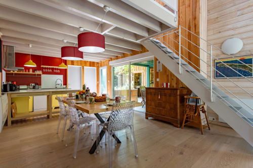 Cuisine et salle à manger en open space à la Villa Cap à l'Ouest, La Loge Du Bassin, Lège-Cap-Ferret, avec poutres en bois et teintes rouges