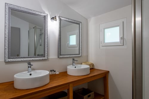 Salle de bains moderne avec deux vasques rondes et miroirs encadrés à la villa La Loge Du Bassin à Lège-Cap-Ferret