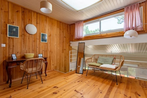 Chambre douillette en villa bois avec mobilier en rotin, bureau et mezzanine à La Loge Du Bassin, Lège-Cap-Ferret
