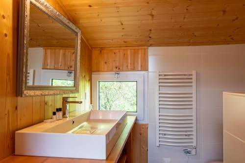 Salle de bain moderne aux plafonds en bois et sanitaires blancs à la villa La Loge Du Bassin à Lège-Cap-Ferret