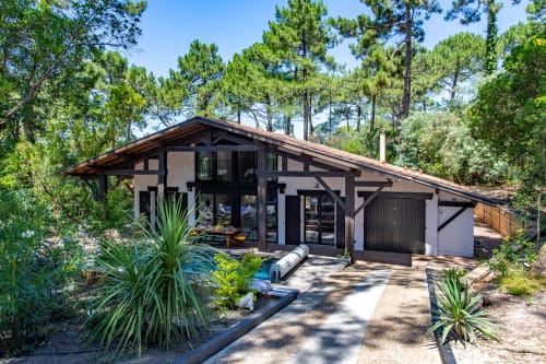 Villa moderne Pins d'Agalis à La Loge Du Bassin à Lège-Cap-Ferret : charpente noire, murs blancs et piscine chauffée