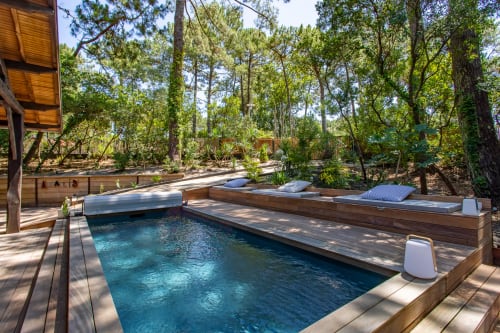 Piscine chauffée avec transats entourée de pins à la villa La Loge Du Bassin à Lège-Cap-Ferret