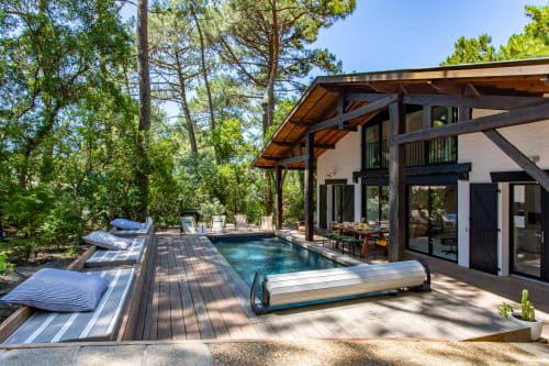 Villa La Loge Du Bassin à Lège-Cap-Ferret avec piscine chauffée, terrasse en bois, transats et architecture moderne