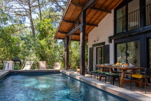 Piscine chauffée avec terrasse en bois et pergola surplombant les pins à la villa de luxe Pins d'Agalis, Lège-Cap-Ferret