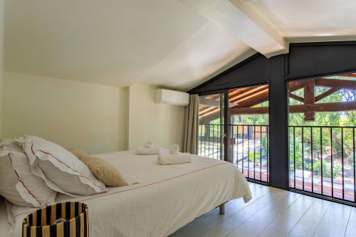 Chambre lumineuse avec vue sur la piscine à la villa Pins d'Agalis, La Loge Du Bassin, Lège-Cap-Ferret