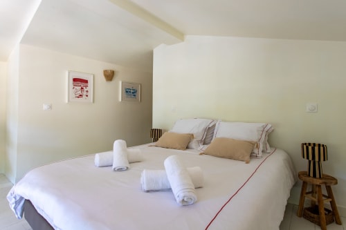 Chambre lumineuse de la villa Pins d'Agalis à La Loge Du Bassin avec deux lits, draps blancs et touches beige