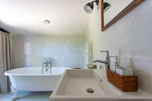 Salle de bain moderne avec double vasque, baignoire îlot et douche à l'italienne à la villa La Loge Du Bassin à Lège-Cap-Ferret