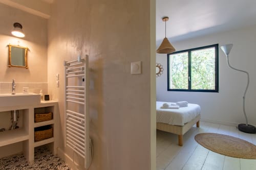 Chambre et salle de bain de la villa Pins d'Agalis à La Loge Du Bassin, Lège-Cap-Ferret avec lit, douche et équipements