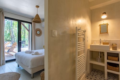 Salle de bain et chambre modernes à La Loge Du Bassin à Lège-Cap-Ferret, décoration blanche, vue piscine chauffée et salle d'eau attenante