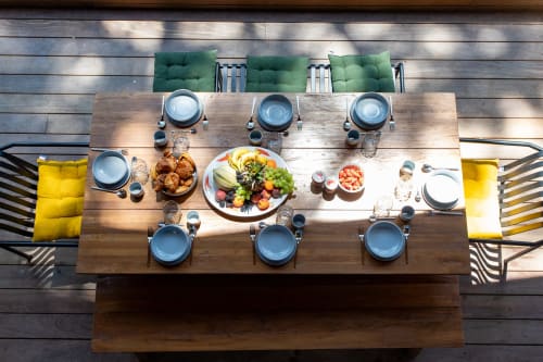 Vue aérienne de la table de salle à manger extérieure de la villa La Loge Du Bassin avec couverts, salade fraîche et amuse-bouches pour six