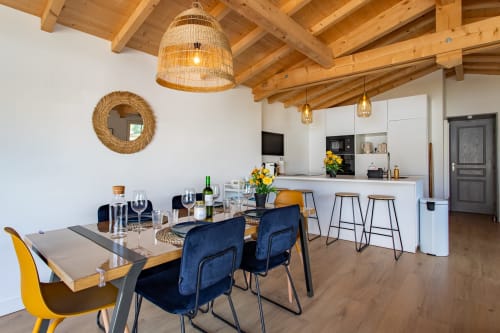 Cuisine ouverte et salle à manger contemporaines de la villa La Palombiere à La Loge Du Bassin, Andernos-les-Bains, avec poutres en bois