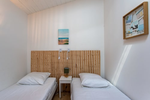 Deux lits jumeaux avec tête de lit en bois à la villa La Palombière, La Loge Du Bassin, Andernos-les-Bains