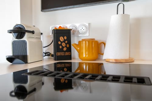 Comptoir de la cuisine de la villa La Palombière avec machine Nespresso, pot à café, théière jaune et porte-essuie-tout