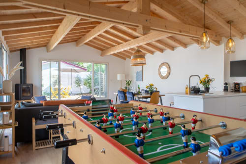 Villa contemporaine avec salle de jeux, baby-foot, plafond en poutres bois, cuisine et vue sur le jardin à La Loge Du Bassin