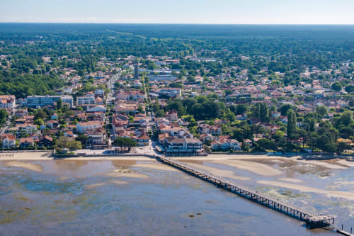 Vue aérienne de la façade maritime d'Andernos-les-Bains avec jetée, plage et quartier résidentiel près de La Loge Du Bassin