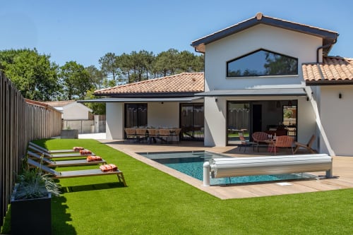 Villa la Parenthese à La Loge Du Bassin à Andernos-les-Bains dispose d'une piscine chauffée, d'un jardin paysagé avec chaises longues et