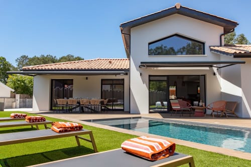 Villa moderne avec piscine chauffée, transats et terrasse de restauration à La Loge Du Bassin, Andernos-les-Bains