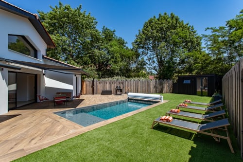 Piscine et jardin de la Villa la Parenthèse avec chaises longues, Andernos-les-Bains