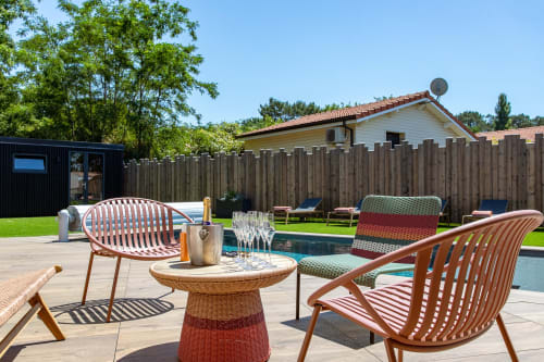 Terrasse extérieure de Villa la Parenthèse avec mobilier moderne, piscine chauffée, clôture en bois et pelouse à Andernos-les-Bains