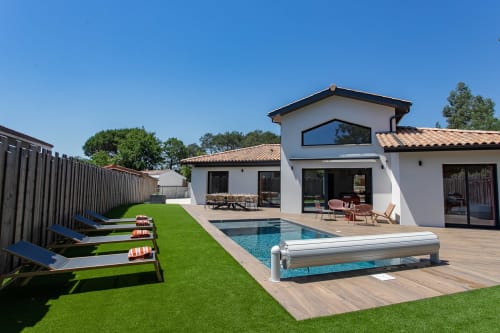 Piscine de la Villa la Parenthèse avec transats et maison blanche contemporaine à Andernos-les-Bains