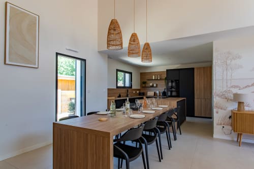 Cuisine-salle à manger moderne à Villa la Parenthèse, La Loge Du Bassin, Andernos-les-Bains, table en bois, chaises noires, tissé