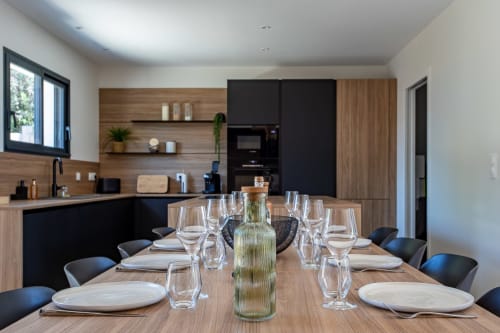 Salle à manger contemporaine à Villa la Parenthese, La Loge Du Bassin, Andernos-les-Bains, avec table en bois et couverts