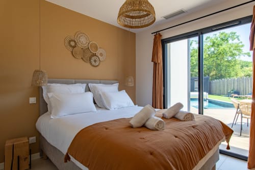 Chambre de luxe avec vue sur la piscine à la villa La Loge Du Bassin à Andernos-les-Bains, France