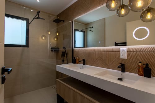 Salle de bain moderne à La Parenthèse avec double vasque, carrelage imitation bois et douche vitrée