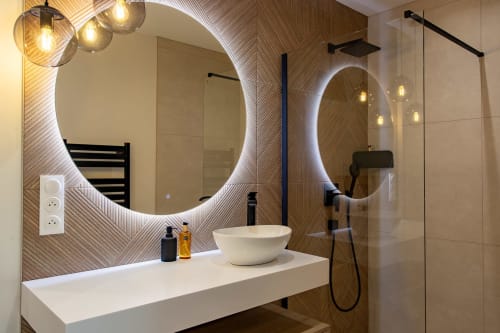 Salle de bain moderne à la Villa la Parenthèse à La Loge Du Bassin avec miroir rond illuminé, vasque design et douche à l'italienne