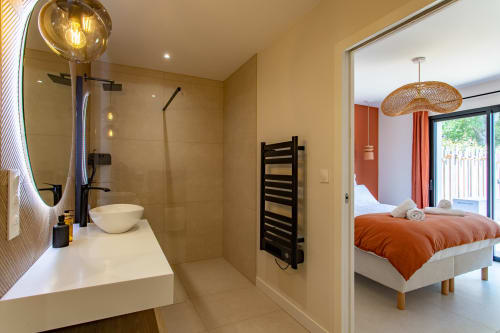 Salle de bains avec douche à l'italienne, lavabo vasque et sèche-serviettes chauffant, Villa la Parenthèse à La Loge Du Bassin