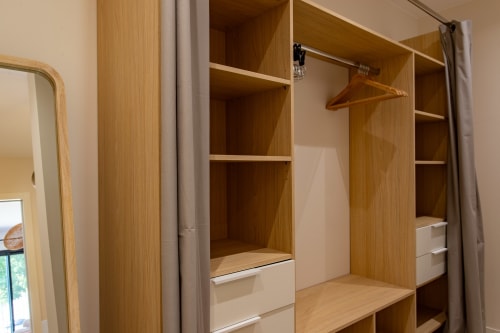 Dressing moderne en bois avec étagères, portant et tiroirs de rangement à la Villa la Parenthèse de La Loge Du Bassin
