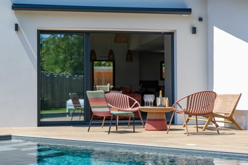 Terrasse piscine de la Villa la Parenthèse à Andernos-les-Bains, avec mobilier moderne, table à manger et accès direct à