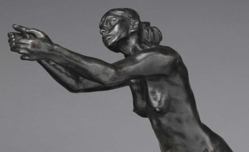 Sculpture en bronze d'une figure aux bras écartés au gîte Au Richebourg Nogent à Nogent-sur-Seine, France