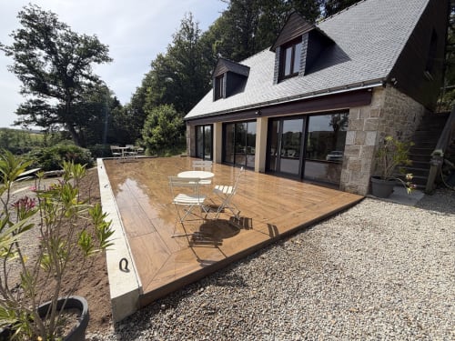 Maison de pierre moderne avec terrasse en bois et espace repas au Domaine de Lann Kerhuerh, La Chapelle-Neuve