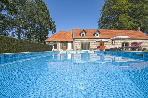 Piscine du Clos Céleste, luxueux gîte en Normandie, avec manoir en pierre et jardins paysagés
