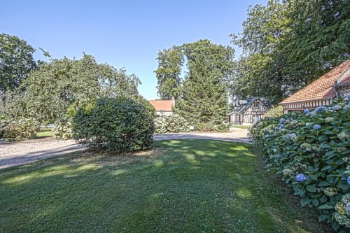 Clos Céleste Gîte à Étretat : jardins soignés avec hortensias, allées gravillonnées et maisons à colombages